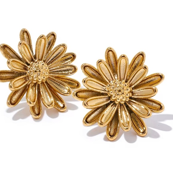 18K Gold Chrysanthemum Flower Stud Earrings for Women 18K PVD Plated - Picture 1 of 3